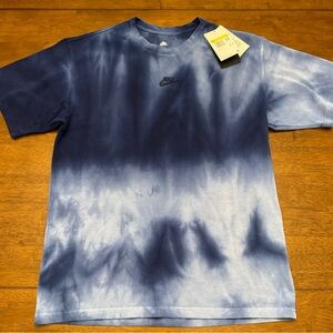 Nike sportswear premium essentials shirt